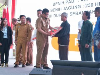 Menteri Pertanian, Andi Amran Sulaiman memberikan bantuan berupa benih jagung dan bibit durian kepada kelompok tani di Medan. Bantuan tersebut diserahkan dalam kegiatan Pembinaan penyuluh pertanian terhadap petani di Lapangan Benteng Medan, Senin (5/1/2024).