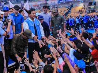 Ratusan ribu massa pendukung calon presiden - wakil presiden nomor urut 02, Prabowo Subianto - Gibran Rakabuming Raka memadati Stadion GBK menghadiri kampanye akbar bertajuk pesta rakyat untuk Indonesia maju, Sabtu (10/2/2024).