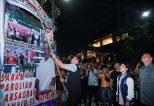 Walikota Medan, Bobby Nasution menurunkan alat peraga kampanye