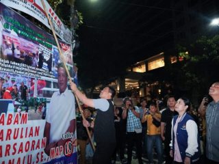 Walikota Medan, Bobby Nasution menurunkan alat peraga kampanye