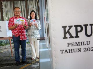 HAK PILIH: Ketua TPD Ganjar-Mahfud Sumut, Paul Baja M Siahaan didampingi istri, Paulina Basaria Simbolon menggunakan hak pilih di TPS 002 Kelurahan Jati, Medan Maimun, Kota Medan, 14 Februari 2024.