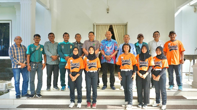 Plt Bupati Langkat, Syah Afandin menerima audiensi dari Atlet PON Softball Kabupaten Langkat bertempat di Rumah Dinas Bupati Langkat, Kamis (15/02/2024)
