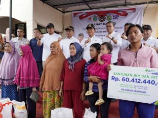 Menteri Koordinator Bidang Pembangunan Manusia dan Kebudayaan (Menko PMK), Muhadjir Effendy dan Walikota Medan, Bobby Nasution meninjau Kelurahan Belawan Bahari, Kecamatan Medan Belawan, Sabtu (17/2/2024).