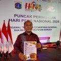 Alumni Magister Ilmu Komunikasi (MIKOM) Fisip USU yang juga Ketua Dewan Kehomatan PWI Sumatera Utara, M Syahrir, menerima Press Card Number One (PCNO) pada puncak peringatan Hari Pers Nasional (HPN) 2024 di Jakarta, Selasa (20/2/2024).