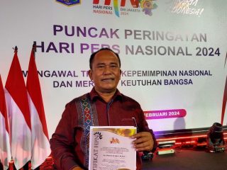 Alumni Magister Ilmu Komunikasi (MIKOM) Fisip USU yang juga Ketua Dewan Kehomatan PWI Sumatera Utara, M Syahrir, menerima Press Card Number One (PCNO) pada puncak peringatan Hari Pers Nasional (HPN) 2024 di Jakarta, Selasa (20/2/2024).