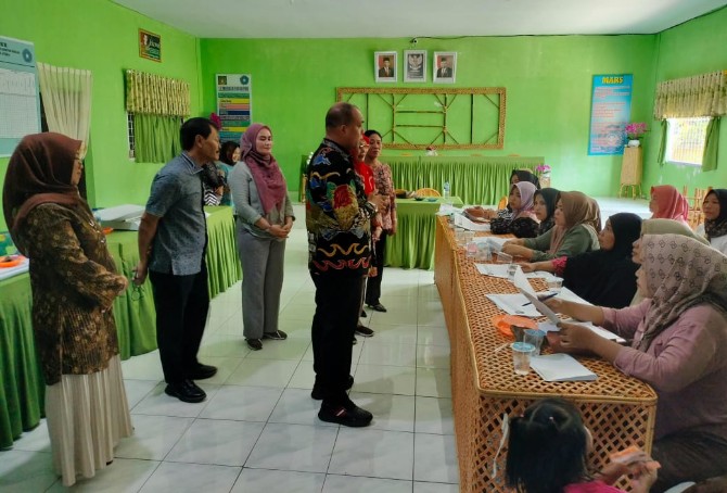 Pj Bupati Langkat, Faisal Hasrimy menginstruksikan kepada kepala Puskesmas Sambirejo dan Kepala Desa Tanjung Jati untuk tidak mengeluarkan surat C4 jika belum mempunyai surat bebas PMS.
