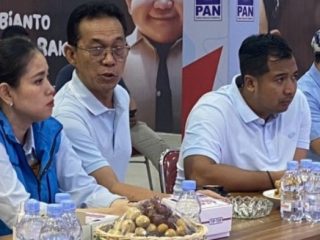 Suasana di sekretariat Tim Kemenangan Daerah (TKD) Prabowo-Gibran wilayah Sumatera Utara tampak bahagia saat menonton hitungan cepat (quick count) hasil suara Pilpres sementara yang diperoleh. Dari hasil tersebut, Capres-Cawapres nomor urut 02 mendominasi perolehan suara sementara untuk seluruh Indonesia.