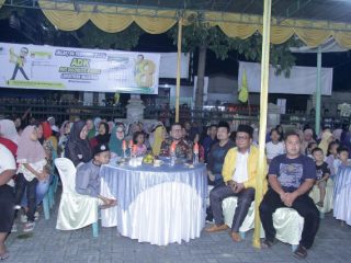 Leriadi (dua dari kanan) dan Ketua Komisi II DPR saat bertemu masyarakat di Binjai, belum lama ini.(HO/kaldera)