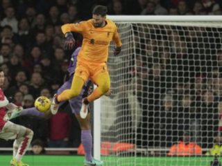 Alisson Becker dan Virgil van Dijk mengalami mimpi buruk saat Liverpool kalah 1-3 dari Liverpool pada pekan ke-23 Liga Inggris.