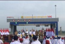 Presiden Jokowi meresmikan dua ruas Jalan Tol Trans Sumatera (JTTS) hari ini. Pengoperasian ruas tol ini diharapkan mampu menggeliatkan ekonomi daerah tersebut.