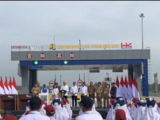 Presiden Jokowi meresmikan dua ruas Jalan Tol Trans Sumatera (JTTS) hari ini. Pengoperasian ruas tol ini diharapkan mampu menggeliatkan ekonomi daerah tersebut.