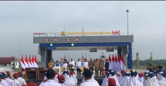 Presiden Jokowi meresmikan dua ruas Jalan Tol Trans Sumatera (JTTS) hari ini. Pengoperasian ruas tol ini diharapkan mampu menggeliatkan ekonomi daerah tersebut.