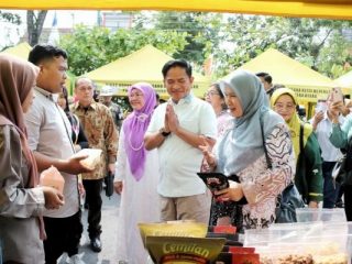 njabat (Pj) Gubernur Sumatera Utara (Sumut), Hassanudin, mengapresiasi Bazar Srikandi Ramadan 1445 H, yang diselenggarakan Dinas Pemberdayaan Perempuan, Perlindungan Anak, dan Keluarga Berencana (P3AKB) Sumut, Ahad (24/3/2024)..