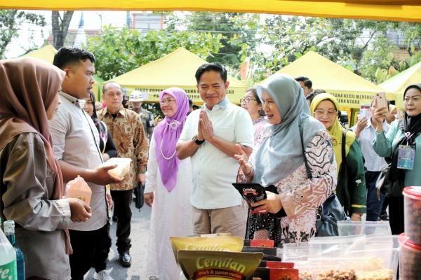 njabat (Pj) Gubernur Sumatera Utara (Sumut), Hassanudin, mengapresiasi Bazar Srikandi Ramadan 1445 H, yang diselenggarakan Dinas Pemberdayaan Perempuan, Perlindungan Anak, dan Keluarga Berencana (P3AKB) Sumut, Ahad (24/3/2024)..