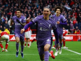 Darwin Nunez melakukan selebrasi usai mencetak gol ke gawang Nottingham