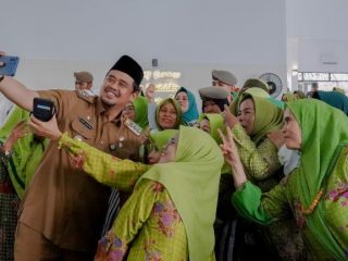 Terus berkolaborasi dan ikut berkontribusi dalam mewarnai pembangunan Kota Medan menjadi harapan yang disampaikan Wali Kota Medan Bobby Nasution saat menghadiri Isra Miraj Nabi Muhammad SAW 1445 H yang digelar Pimpinan Cabang Muslimat Nahdatul Ulama (PC Muslimat NU) di Gedung Kampung Beasiswa PRSU, Jalan Jenderal Gatot Subroto Medan, Senin (4/3/2024).