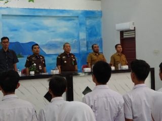 Program Jaksa Masuk Sekolah Kejaksaan Tinggi Sumatera Utara menggelar Penyuluhan Hukum di Sekolah Menengah Kejuruan Negeri (SMK N) 9 Jalan Patriot, Kecamatan Medan Sunggal, Medan, Selasa (5/3/2024).