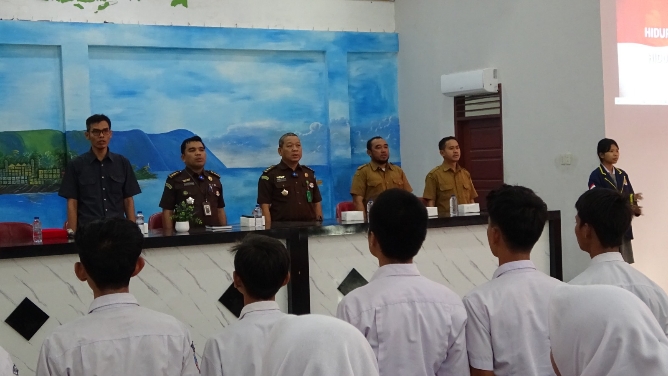 Program Jaksa Masuk Sekolah Kejaksaan Tinggi Sumatera Utara menggelar Penyuluhan Hukum di Sekolah Menengah Kejuruan Negeri (SMK N) 9 Jalan Patriot, Kecamatan Medan Sunggal, Medan, Selasa (5/3/2024).
