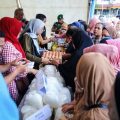 Warga Kota Medan saat berbelanja di Pasar Murah Pemko Medan