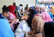 Warga Kota Medan saat berbelanja di Pasar Murah Pemko Medan