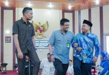 Walikota Medan, Bobby Nasution berjalan bergandeng tangan dengan Ketua Fraksi PKS DPRD Medan, Syaiful Ramadhan usai sidang paripurna