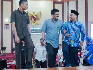 Walikota Medan, Bobby Nasution berjalan bergandeng tangan dengan Ketua Fraksi PKS DPRD Medan, Syaiful Ramadhan usai sidang paripurna
