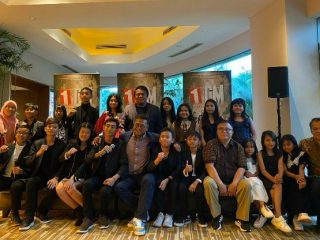 Para pemeran dan sutradara Film 1 CM