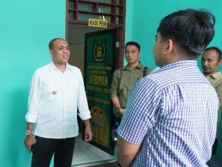 Pj Bupati Langkat saat sidak di Kantor Camat Sei Lepan
