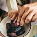 Momen Berbuka Puasa dengan Kurma