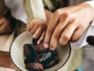 Momen Berbuka Puasa dengan Kurma