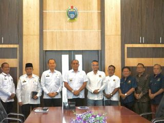Pj.Bupati Langkat, Faisal Hasrimy menerima kunjungan Pengurus PWI Langkat di Ruang Kerja Bupati Langkat, kemarin. Kedatangan para pengurus PWI tersbeut untuk menjalin silaturrahim dan juga memperkenalkan diri.