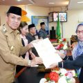 Pj Bupati Langkat, Faisal Hasrimy menyampaikan LKPJ Bupati Langkat 2023 melalui sidang paripurna DPRD Langkat di Gedung Dewan, kemarin.