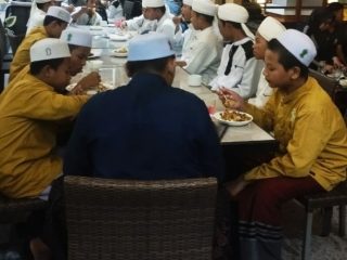 Para bikers yang tergabung dalam Harley Davidson Club Indonesia (HDCI) Sumut - Medan berbuka puasa bersama 105 hafidz/hafidza yang berasal dari berbagai rumah tahfidz di Kota Medan di Aula Hotel Central, Medan, Kamis (28/3/2024).
