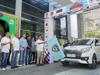 Pj Gubsu Hassanudin saat melepas peserta Rally Ramadan 2024 di Lobi Gedung DPRD Sumut, Ahad (24/3/2024).