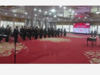 Penjabat Gubernur Sumatera Utara, Hassanudin, melantik 13 Jabatan Pimpinan Tinggi Pratama atau Eselon II dan satu pejabat sebagai fungsional di Aula Tengku Rizal Nurdin, Jalan Jenderal Sudirman No.41, Medan, Jumat siang, 1 Maret 2024.