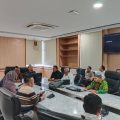 epala Biro Kesejahteraan Setdapov Sumut Juliadi Zurdani Harahap bersama Kepala Dinas Komunikasi dan Informatika Provinsi Sumut Ilyas Sitorus saat Konferensi Pers bersama wartawan terkait Peringatan Hari Jadi Sumut ke-76, yang difasilitasi Dinas Kominfo Sumut, di Kantor Gubernur Sumut, Jalan Diponegoro Nomor 30 Medan, Kamis (4/4). (HO/diskominfo))