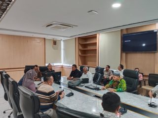 epala Biro Kesejahteraan Setdapov Sumut Juliadi Zurdani Harahap bersama Kepala Dinas Komunikasi dan Informatika Provinsi Sumut Ilyas Sitorus saat Konferensi Pers bersama wartawan terkait Peringatan Hari Jadi Sumut ke-76, yang difasilitasi Dinas Kominfo Sumut, di Kantor Gubernur Sumut, Jalan Diponegoro Nomor 30 Medan, Kamis (4/4). (HO/diskominfo))