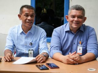 Kepala Dinas Perhubungan Kota Medan, Iswar Lubis didampingi Pimpinan CSR Bank Sumut, Abdul Hamid