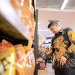Walikota Medan, Bobby Nasution saat melakukan pemeriksaan makanan yang dijual di pasar modern