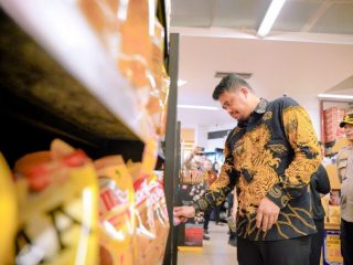 Walikota Medan, Bobby Nasution saat melakukan pemeriksaan makanan yang dijual di pasar modern