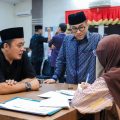 Wakil Wali Kota Medan, Aulia Rachman saat menyerahkan zakat hartanya kepada Baznas Kota Medan