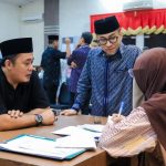 Wakil Wali Kota Medan, Aulia Rachman saat menyerahkan zakat hartanya kepada Baznas Kota Medan