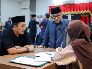 Wakil Wali Kota Medan, Aulia Rachman saat menyerahkan zakat hartanya kepada Baznas Kota Medan