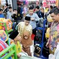 Walikota Medan, Bobby Afif Nasution mengajak 500 anak yatim dari empat kecamatan berbelanja baju lebaran di salah satu mall di Kota Medan, Minggu (7/4/2024).