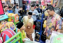 Walikota Medan, Bobby Afif Nasution mengajak 500 anak yatim dari empat kecamatan berbelanja baju lebaran di salah satu mall di Kota Medan, Minggu (7/4/2024).