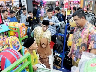 Walikota Medan, Bobby Afif Nasution mengajak 500 anak yatim dari empat kecamatan berbelanja baju lebaran di salah satu mall di Kota Medan, Minggu (7/4/2024).