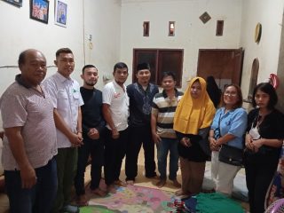 Relawan yang tergabung di Rumah Kolaborasi Bobby Nasution (RKBN) menjenguk korban kebakaran yang terjadi di Desa Sei Rotan Kecamatan Percut Sei Tuan Kabupaten Deliserdang.