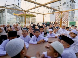 Relawan Gerakan Istiqomah Sedekah (GIS) kembali melaksanakan kegiatan buka puasa bersama menjelang akhir Ramadan. Setelah melakukan buka puasa bersama anak yatim piatu dan janda dhuafa, kini dengan para penghafal Al Qur'an di salah satu restoran cepat saji yang ada di Medan, Minggu (7/4/2024).