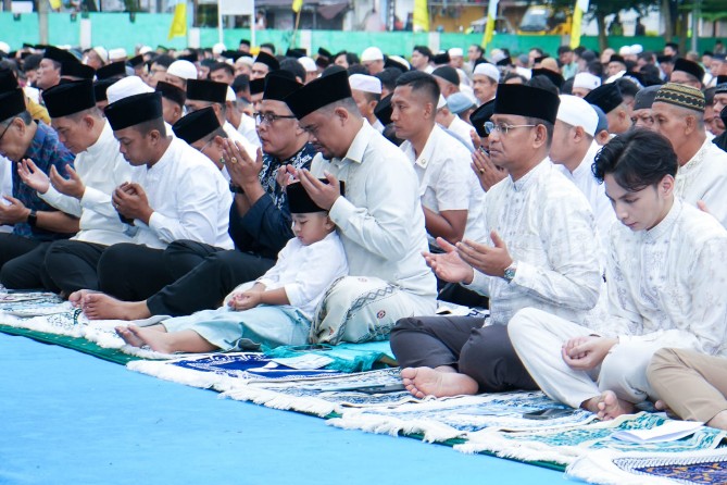 Wali Kota Medan Bobby Nasution mengajak masyarakat memaknai hari besar Islam ini dengan saling memaafkan, bersillaturahim dan berbagi.