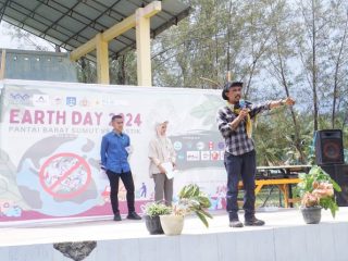 Memperingati Earth Day atau Hari Bumi 2024, Bank Sampah Yamantab (BSY) bersama sejumlah relawan anak anak muda menggelar serangkaian kegiatan di Pantai Indah Pandan (PIP), Tapanuli Tengah, Senin (22/4/2024).